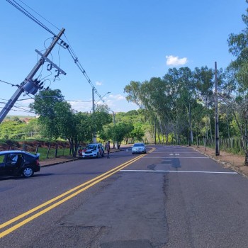 Equipes da Energisa trabalham na substituição de um poste atingido por um carro, no Jardim Maré Mansa